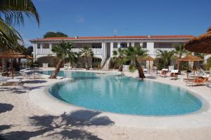 Cala Blu Residence con piscina-Centralissimo Lido di Jesolo内部或周边的泳池