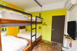 花莲市雅砌美学公寓的黄色墙壁的客房内设有两张双层床。