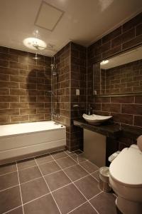 大田S& Hotel的带浴缸、卫生间和盥洗盆的浴室