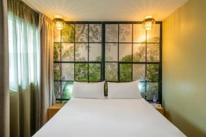 维勒班特宜必思时尚维勒班表演公园酒店的一间卧室设有一张床和一个大窗户