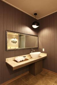 大田S& Hotel的一间带水槽和镜子的浴室