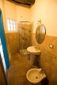 菲乌梅夫雷多布鲁齐奥Residenza d'Epoca Borgodifiume的浴室配有卫生间、盥洗盆和淋浴。