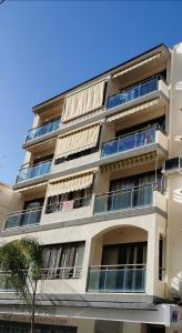 莫莱拉Apartamentos Gladys的公寓大楼的一侧设有阳台。