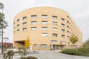 斯特拉斯堡Nemea Appart Hotel Elypseo Strasbourg Port的一座名为Kirka的大型砖砌建筑