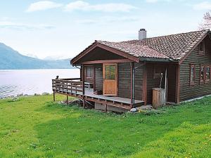 HeggjafrisliaThree-Bedroom Holiday home in Nordfjordeid 2的湖畔木屋