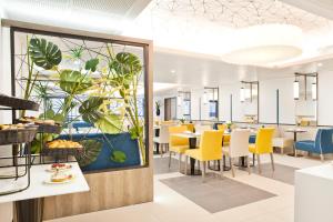 马赛Residhome Marseille的一间装饰有植物的用餐室