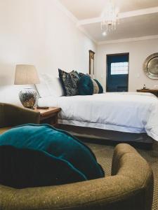 波罗瓜尼单里过夜旅馆的一间卧室配有一张大床和两把椅子