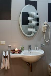卡萨诺德莱穆尔杰Il Portico Luxury B&B的一间带水槽和镜子的浴室