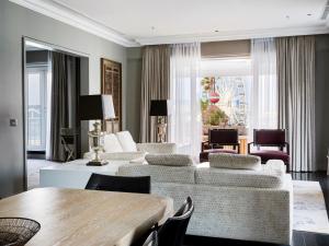 开普敦Queen Victoria Hotel by NEWMARK的客厅配有两张沙发和一张桌子