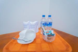 亭可马里Havana Club Resort的一张带牛奶和一瓶水的木桌