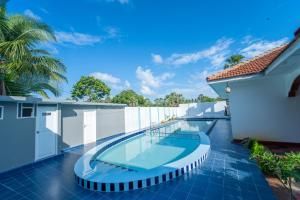 亭可马里Havana Club Resort的房屋一侧的游泳池