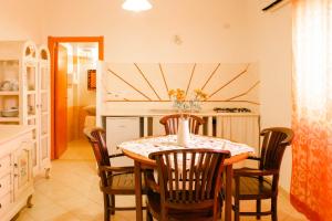 阿尔盖罗Marisal Accommodation的厨房以及带桌椅的用餐室。