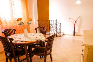 阿尔盖罗Marisal Accommodation的一间带桌椅的用餐室