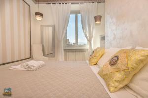 热那亚Homes in Genoa - Young Apartment的一间卧室设有一张大床和窗户