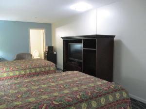 ShartlesvilleMotel 6-Shartlesville, PA的酒店客房设有两张床和一台平面电视。
