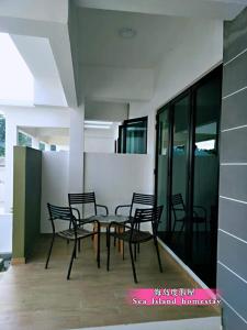 邦咯邦咯海岛度假屋 Pangkor Sea Island的大楼里的一组椅子和一张桌子