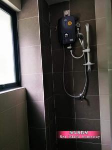 邦咯邦咯海岛度假屋 Pangkor Sea Island的浴室设有淋浴,墙上配有肥皂机