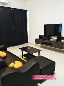 邦咯邦咯海岛度假屋 Pangkor Sea Island的带沙发、桌子和电视的客厅