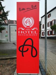 凯撒斯劳滕阿利酒店的街上一家艺术酒店餐厅的标志
