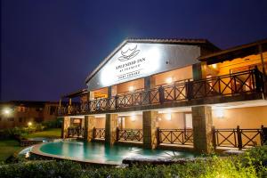 爱德华港Premier Splendid Inn Port Edward的夜间设有游泳池的酒店