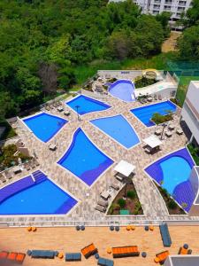 热河市Prime Park Veredas的一组泳池的顶部景色