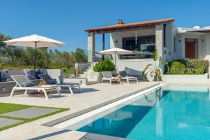 考瑙皮迪亚纳Villa Ampelaki - with heated pool的一座带游泳池和房子的别墅