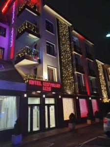 索非亚Aris Hotel Sofia的建筑一侧的圣诞灯酒店