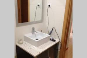 奥德赛克斯Apartamento Varandas Soalheiras的浴室设有白色水槽和镜子