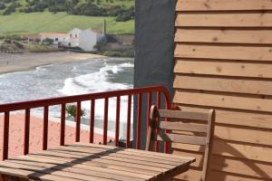 奥尔塔Porto Pim Bay的海滩阳台的木桌和椅子