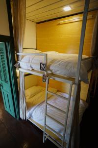 万象Barn Laos Hostel的客房内的2张双层床和梯子