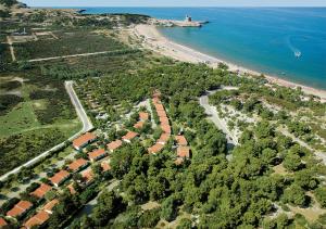 佩斯基奇Villaggio Turistico Grotta dell'Acqua的享有海滩的空中景致,设有房屋和海洋