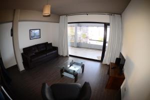 乌斯怀亚Ushuaia Flat I的带沙发和玻璃桌的客厅