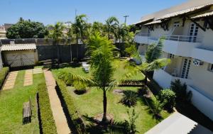 阿拉卡茹Pousada Aruana Praia的棕榈树庭院的空中景致