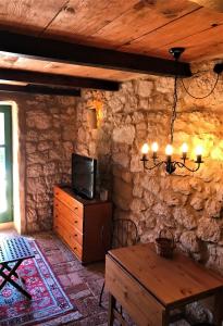 格里赞Villetta Mirossi Felice的客房设有木桌和墙上的电视。