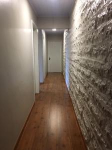 新普拉塔Pousada dos Pinheirais的走廊上设有砖墙和木地板