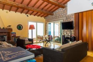 卡波利韦里Villa Glaucos的带沙发、电视和桌子的客厅