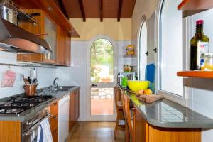 卡波利韦里Villa Glaucos的厨房配有木制橱柜和台面