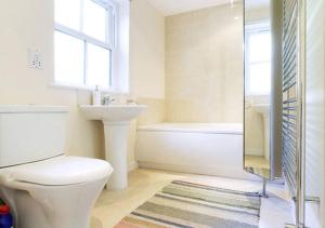 瓦灵福德D&E Homestay的浴室配有卫生间、盥洗盆和淋浴。