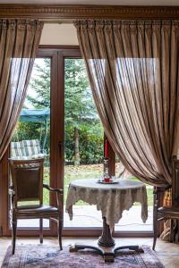 卡尔派尼西翁玛吉特套房酒店的客房设有桌子、两把椅子和窗户。
