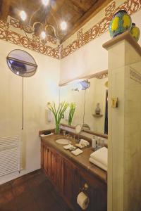 帕茨库卡罗Casa de la Real Aduana Boutique Hotel的一间带水槽和大镜子的浴室