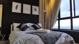 普特拉贾亚Conezion Luxury 3BR for 7pax @IOI Resort Putrajaya的一间卧室设有一张床和一个大窗户