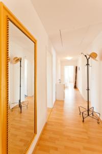 奥斯赛拜-塞林Haus Sonne的铺有木地板的客房内的大镜子