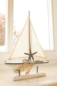 奥斯赛拜-塞林Haus Sonne的木帆船,桌子上有一头海星