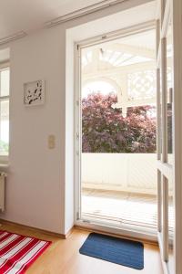 奥斯赛拜-塞林Haus Sonne的带推拉玻璃门和窗户的房间