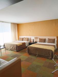 康塞普西翁阿尔伯拉达酒店的酒店客房设有两张床和大窗户。