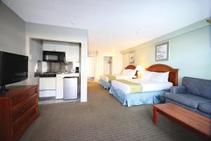 大洋城旗舰海滨酒店的酒店客房,配有床和沙发