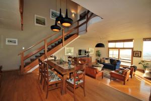 Rand RiflesVilla Winglo的一间带餐桌和楼梯的客厅