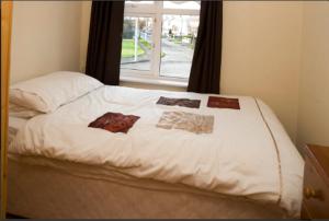 都柏林killowen的一张铺有白色床单的床和一个窗户