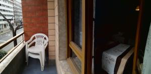 希洪坎波阿莫旅馆的坐在大楼阳台上的白色椅子