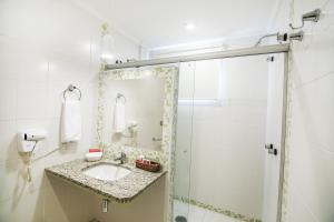 普鲁登特总统城JR酒店的一间带水槽和淋浴的浴室
